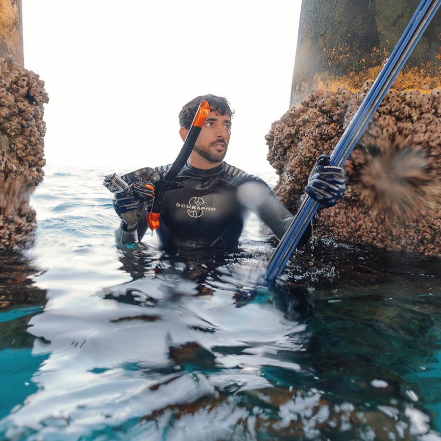 Sheikh Hamdan Preparing for Spearfishing