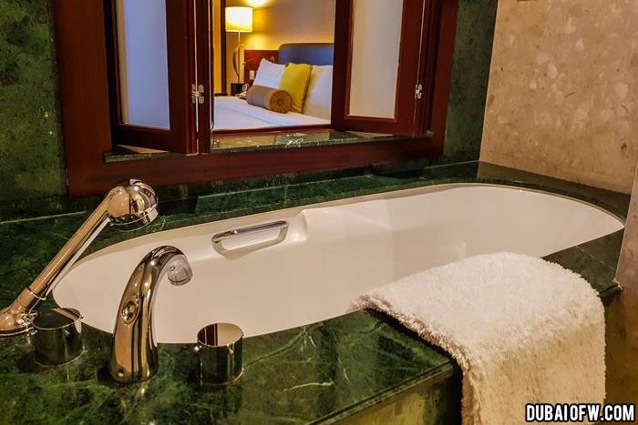 dusit thani hotel bathtub