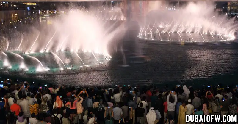 crowd at the dubai water fountain show