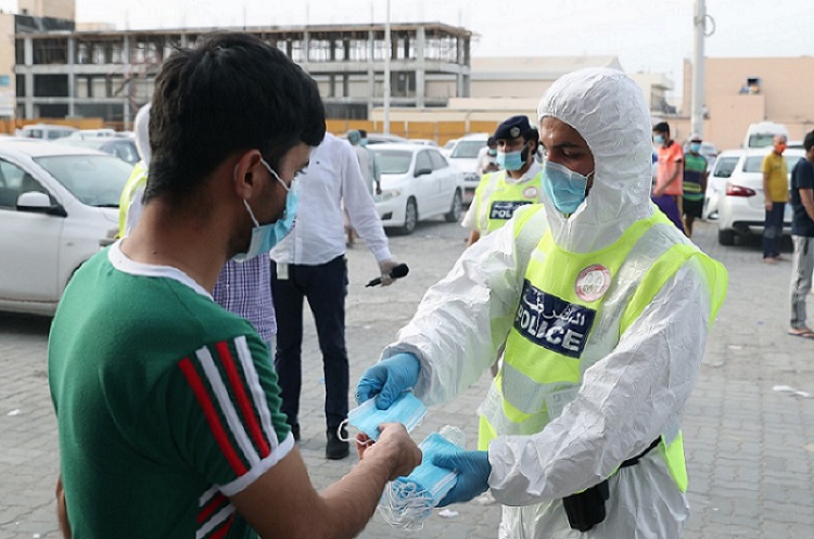 WATCH Police Distribute Face Masks, Personal Protective Supplies in Abu Dhabi