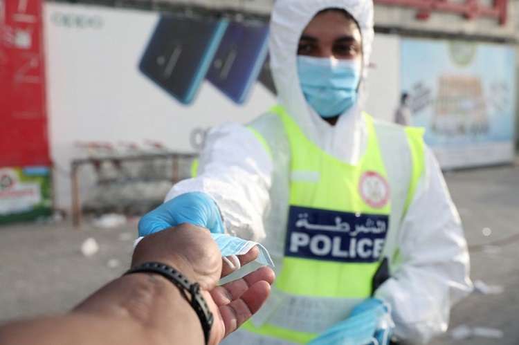 WATCH Police Distribute Face Masks, Personal Protective Supplies in Abu Dhabi