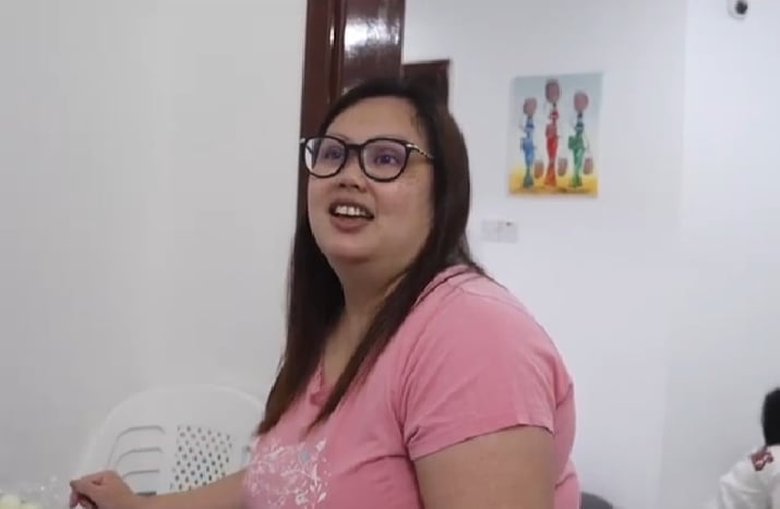 [WATCH] Emirati Vlogger Khalid Al Ameri Surprises Filipina Who Cooks Free Meals for the Community in Dubai