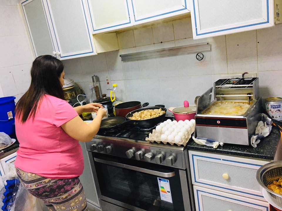 Jobless Pinay in Dubai Distributes Free Packed Meals for Filipino Community