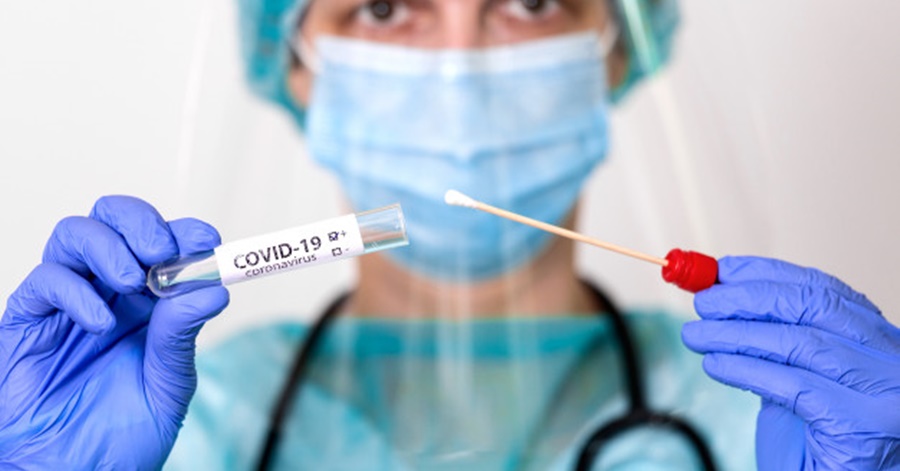 Employees of outsourced and public services companies contracted by UAE federal government entities must conduct a PCR test every seven days. The said test will be compulsory for employees working on a full-time basis at government offices. Meanwhile, those who have received both doses of the Covid-19 vaccine are exempted from the rule. Gov’t to Require COVID-19 Tests Every 7 Days for More Employees in UAE On January 18, the FAHR announced that employees of the UAE’s ministries and federal government departments must undergo a PCR test for Covid-19 every seven days. Fully vaccinated employees are exempted, the Khaleej Times reported. Moreover, consultants and experts who are required to attend meetings or be present on-site at government offices must present to have a negative PCR test result taken no more than three days before their scheduled visit. Meanwhile, fully vaccinated consultants are exempted from this requirement. The requirement came as the Federal Authority for Government Human Resources (FAHR) has issued a circular to all federal ministries and authorities, after it announced a new set of measures to be observed to curb the spread of COVID-19. READ NEXT: How and Where to Get COVID-19 Vaccine in UAE