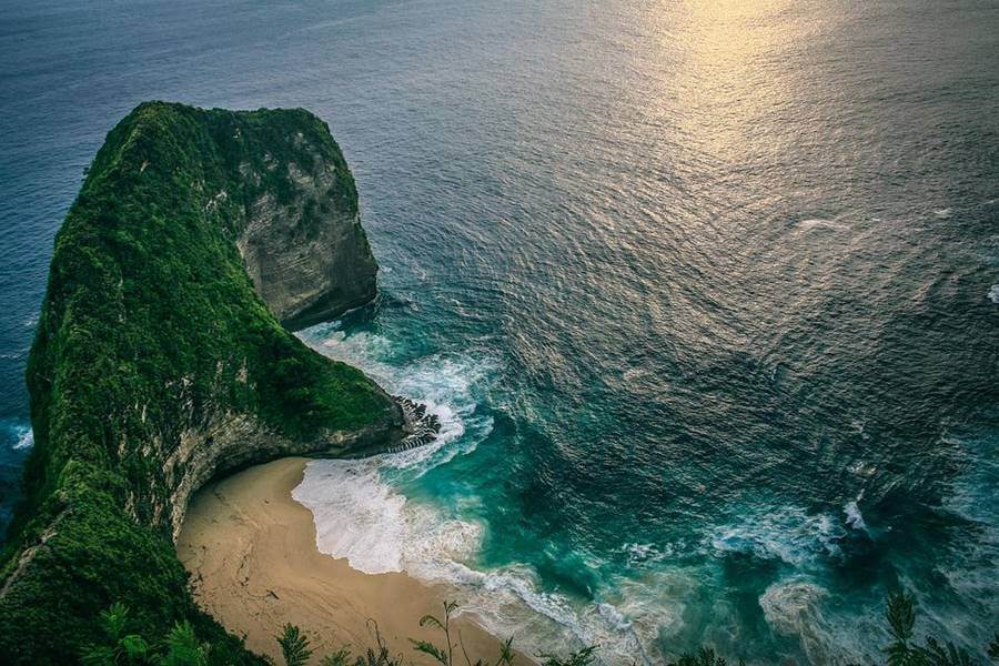 bali indonesia cliff