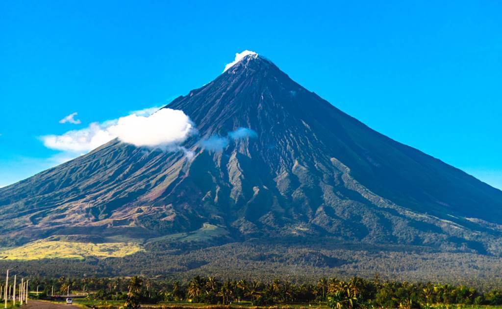mount mayon volcano visit philippines