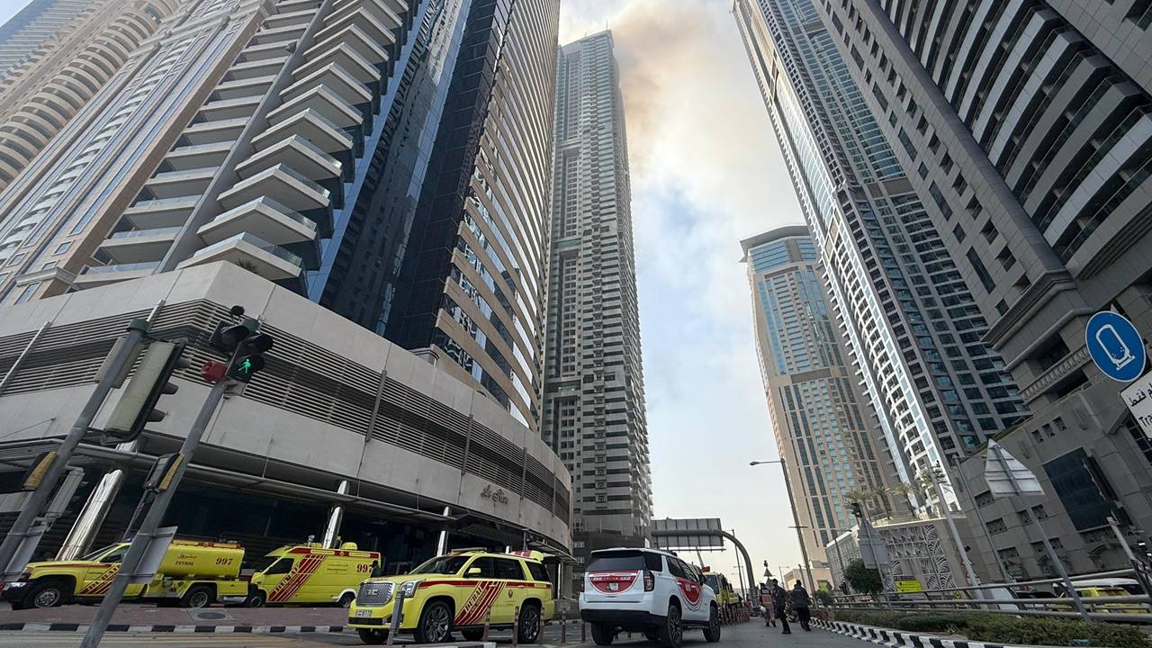 fire marina pinnacle building dubai marina